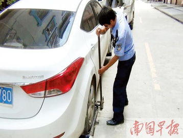 交警進小區(qū)拖車引質(zhì)疑 小區(qū)亂停車交警也管